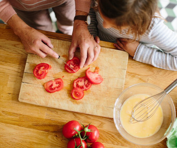 Cuisiner avec enfants et petits-enfants